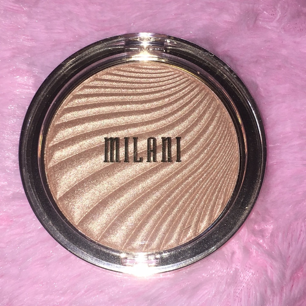 Im selling this Milani dayglow highlighter ✨